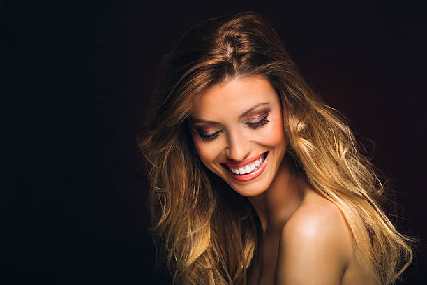 портрет улыбающейся красивая женщина - sensuality blond hair women beauty стоковые фото и изображения