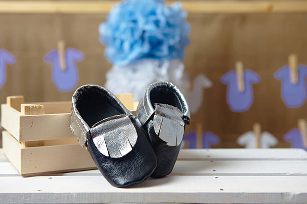 아기 신발 한 쌍을 보고 기뻐합니다 - baby booties studio shot horizontal shoe 뉴스 사진 이미지