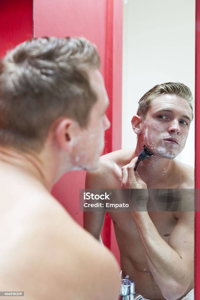 Młody człowiek do golenia w łazience lustro. - Zbiór zdjęć royalty-free (20-29 lat)