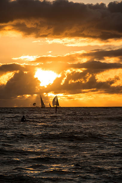 waikiki pôr do sol - hawaii islands big island waikiki beach imagens e fotografias de stock