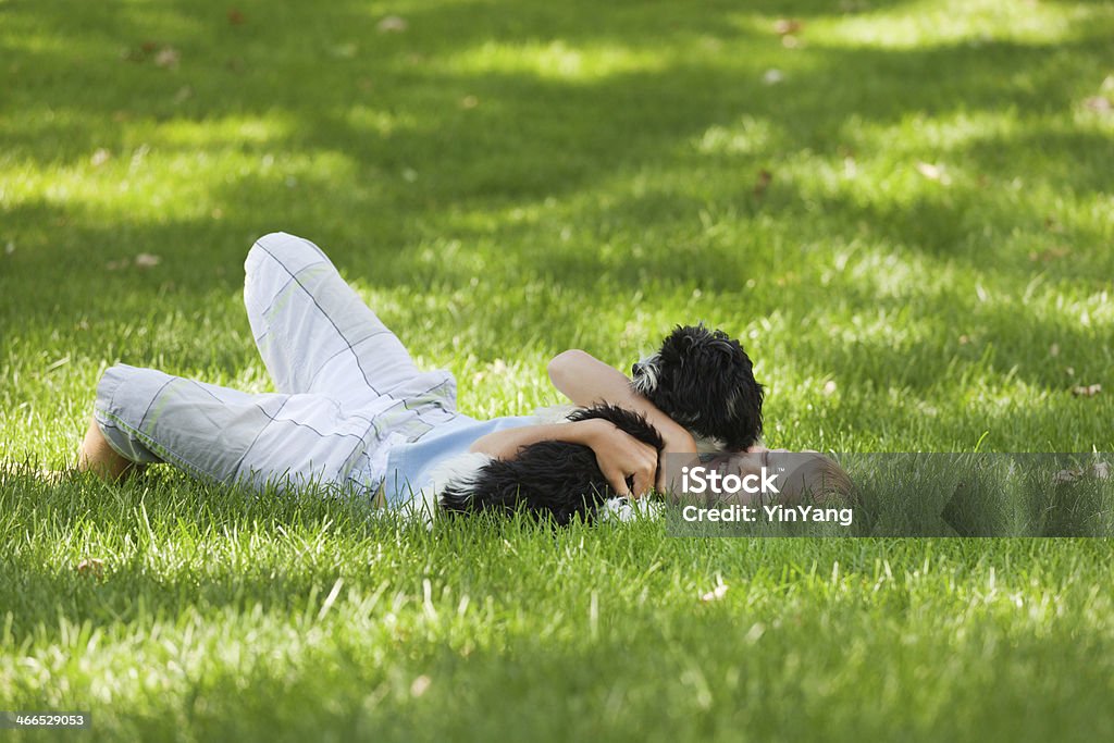 Petit garçon jouant avec votre animal de compagnie Chien sur la pelouse - Photo de 10-11 ans libre de droits
