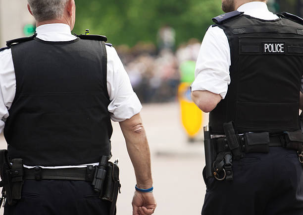 dois agentes de polícia britânica - police helmet - fotografias e filmes do acervo