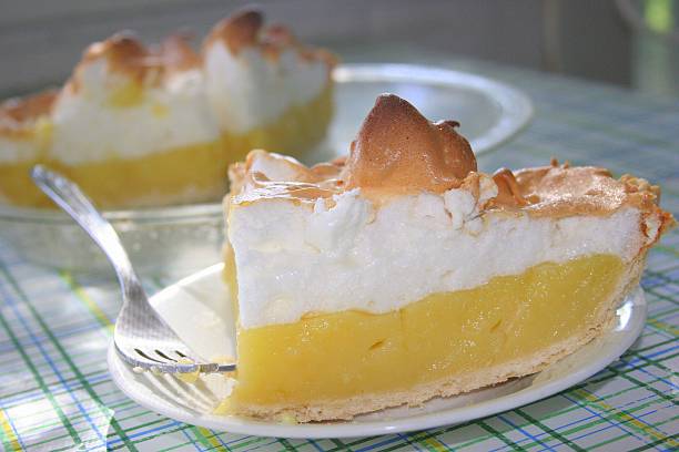 lucious 레몬색 머랭 파이 - lemon meringue pie pie pastry crust portion 뉴스 사진 이미지