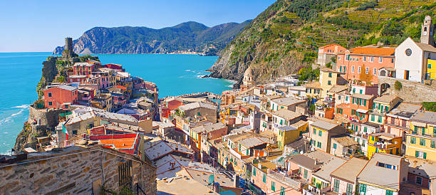 widok vernazza, włochy - vibrant color mountain bay beach zdjęcia i obrazy z banku zdjęć