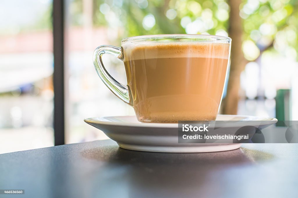 Cappuccino O Caffè Latte Macchiato In Una Tazza Di Vetro Trasparente -  Fotografie stock e altre immagini di 2015 - iStock