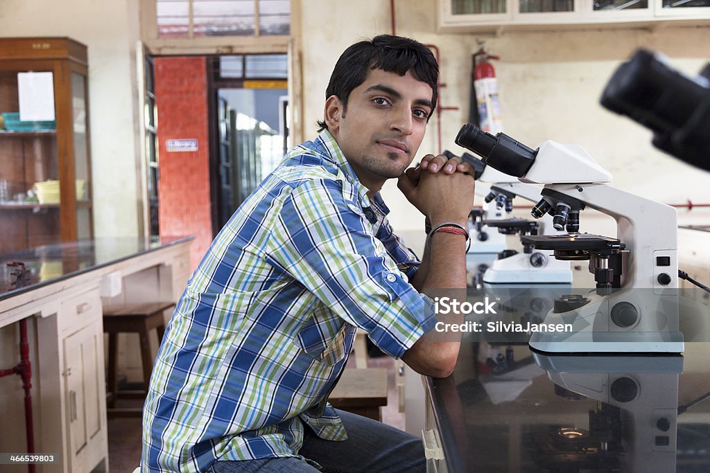 indian estudiantes en labratory con microscopio - Foto de stock de Asia libre de derechos