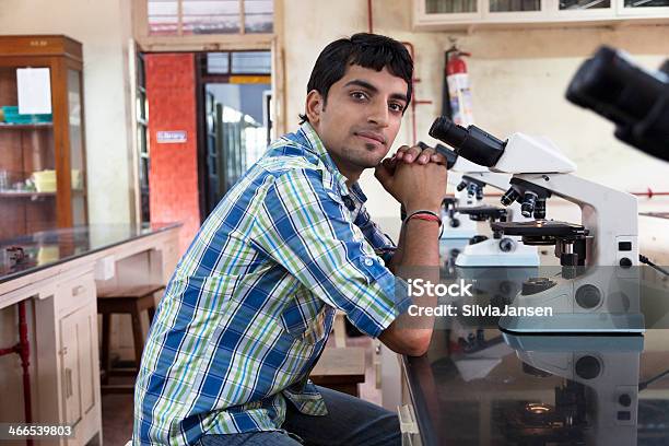 Indian Estudiantes En Labratory Con Microscopio Foto de stock y más banco de imágenes de Asia - Asia, Aula de conferencias, Etnias asiáticas e indias