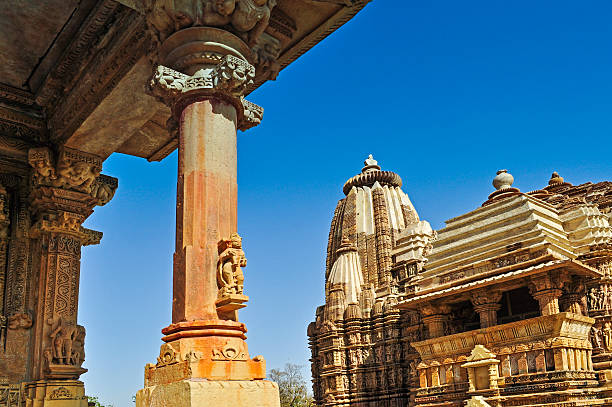 sculture di kandariya tempio di mahadeva, khajuraho, india, sito patrimonio dell'umanità unesco - art shiva sexual activity sexual issues foto e immagini stock