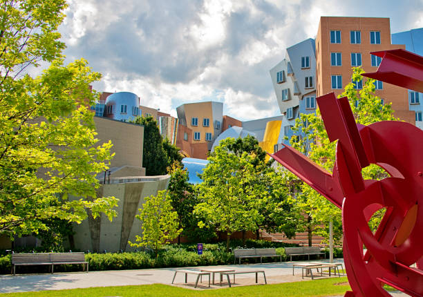 stata au centre du campus de mit à cambridge, massachustets - massachusetts institute of technology photos et images de collection