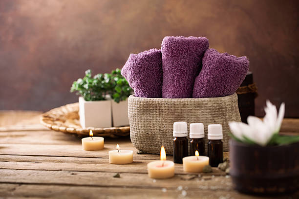 cadre de spa - health spa spa treatment towel candle photos et images de collection