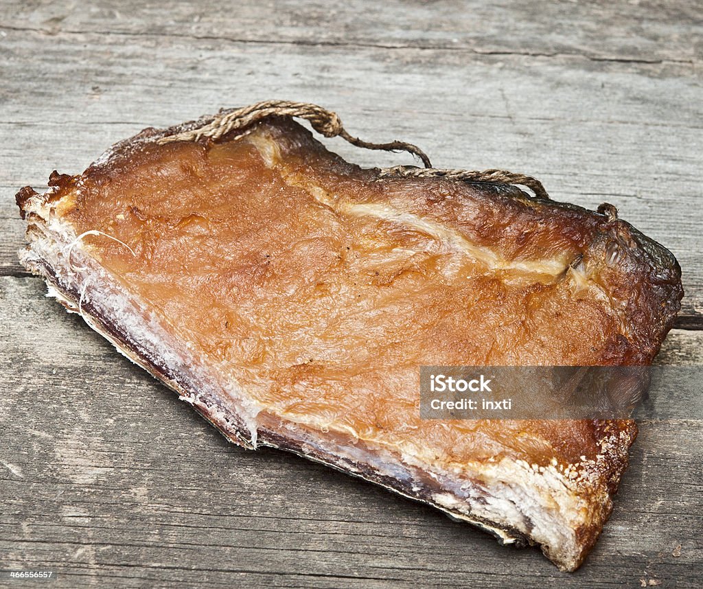 Piezas de pescado ahumado en la antigua mesa de madera - Foto de stock de Alimento libre de derechos