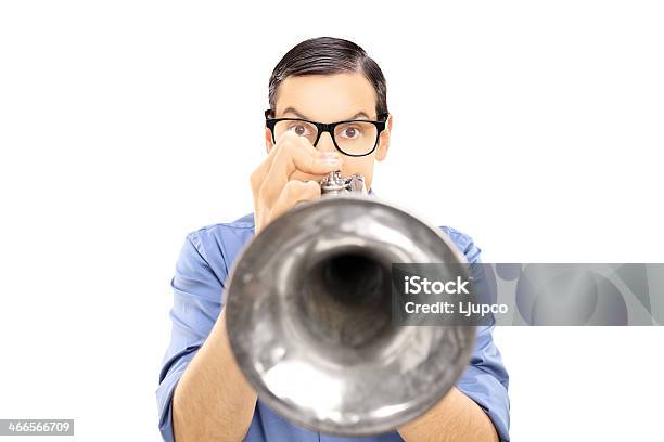 Giovane Musicista Maschio Mandare In A Tromba - Fotografie stock e altre immagini di Tromba militare - Tromba militare, Uomini, Abbigliamento