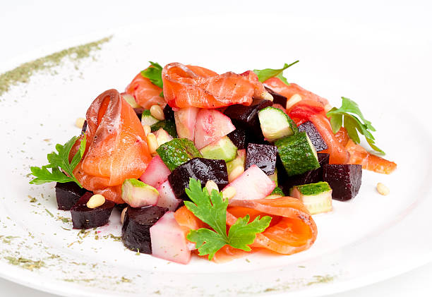 salada com salmão, beterraba, pepino e cedrine potatoe, frutos de casca rija - cedrine imagens e fotografias de stock