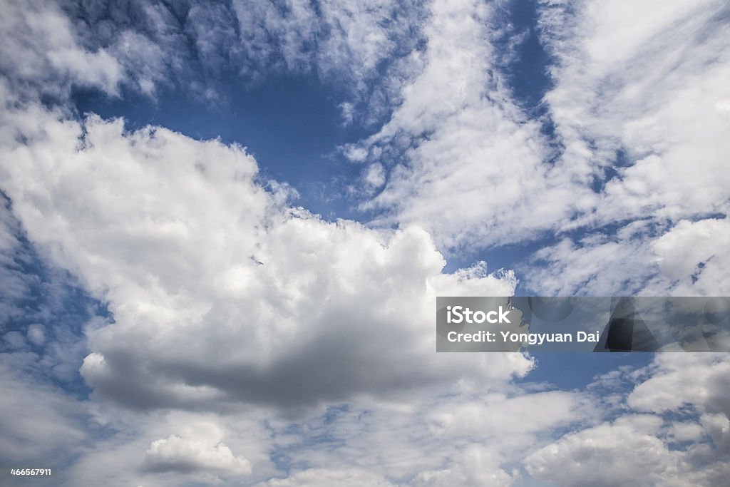 Cielo azul con nubes - Foto de stock de Abstracto libre de derechos