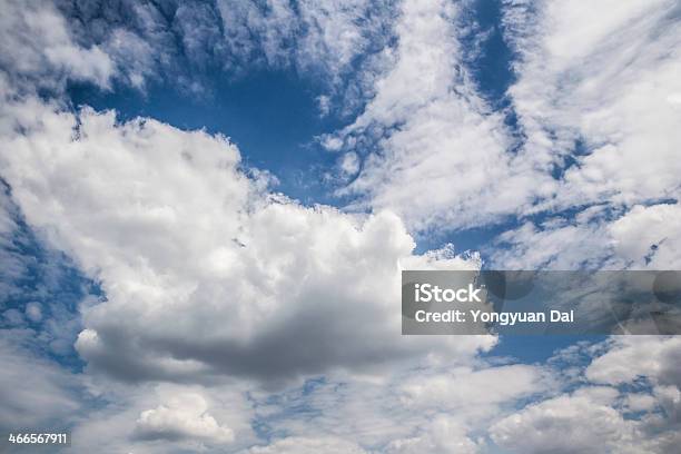 Céu Azul Com Nuvens - Fotografias de stock e mais imagens de Abstrato - Abstrato, Ao Ar Livre, Azul