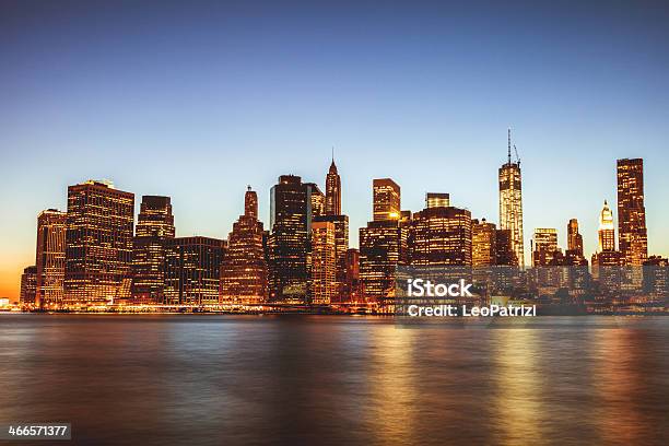 Vista Notturna Di Manhattan - Fotografie stock e altre immagini di Ambientazione esterna - Ambientazione esterna, Architettura, Attrezzatura per illuminazione