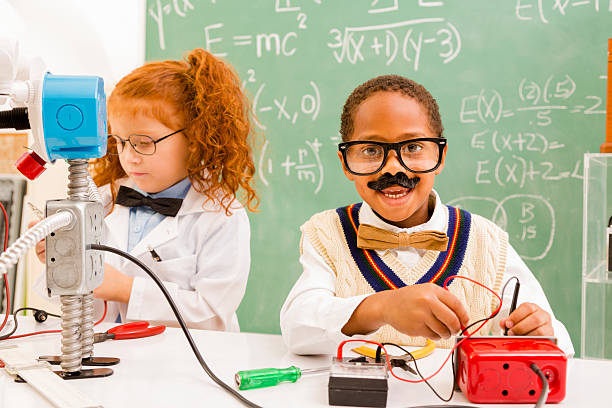 éducation: retour du rétro enfants faire robot en science lab. - child back to school mustache african ethnicity photos et images de collection