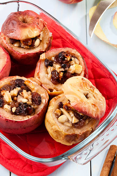 cocido manzanas con nueces y pasas - baked apple food meal dessert fotografías e imágenes de stock