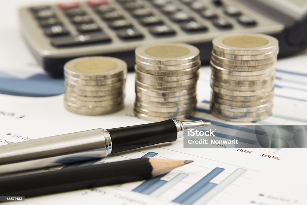 Business-Diagramm auf Finanzbericht mit Münzen - Lizenzfrei Bankgeschäft Stock-Foto