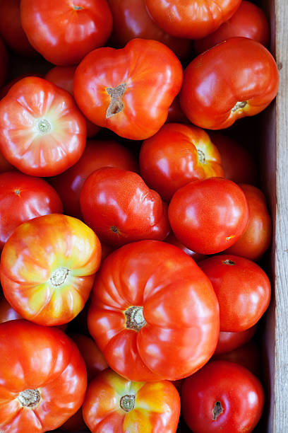 emincé de tomates à l'épicerie the market - heirloom tomato food tomato crate photos et images de collection