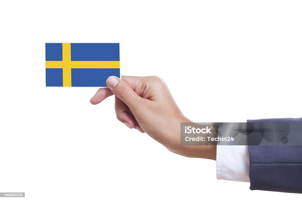 Uomo d'affari che tiene un biglietto da visita con la Svezia con bandiera USA path - Foto stock royalty-free di Accordo d'intesa