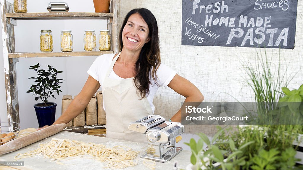 Felice piccolo Business donna macchina per la Pasta - Foto stock royalty-free di Adulto