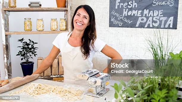 Felice Piccolo Business Donna Macchina Per La Pasta - Fotografie stock e altre immagini di Adulto