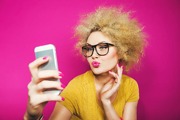 donna in occhiali prendendo un selfie - puckering foto e immagini stock