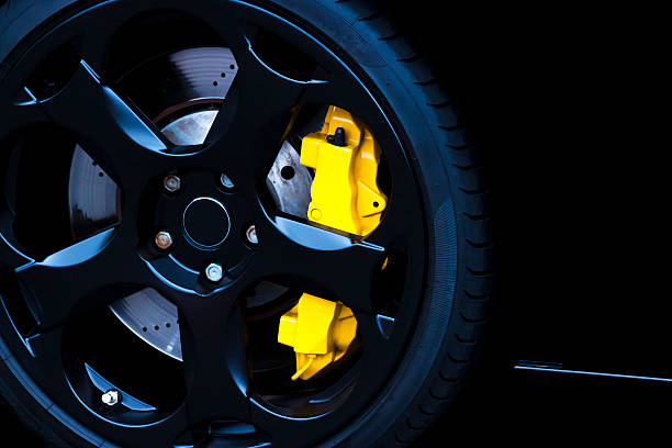 черный легкосплавный диск колеса с желтой carbon керамические тормозной, copy space - wheel alloy alloy wheel tire стоковые фото и изображения