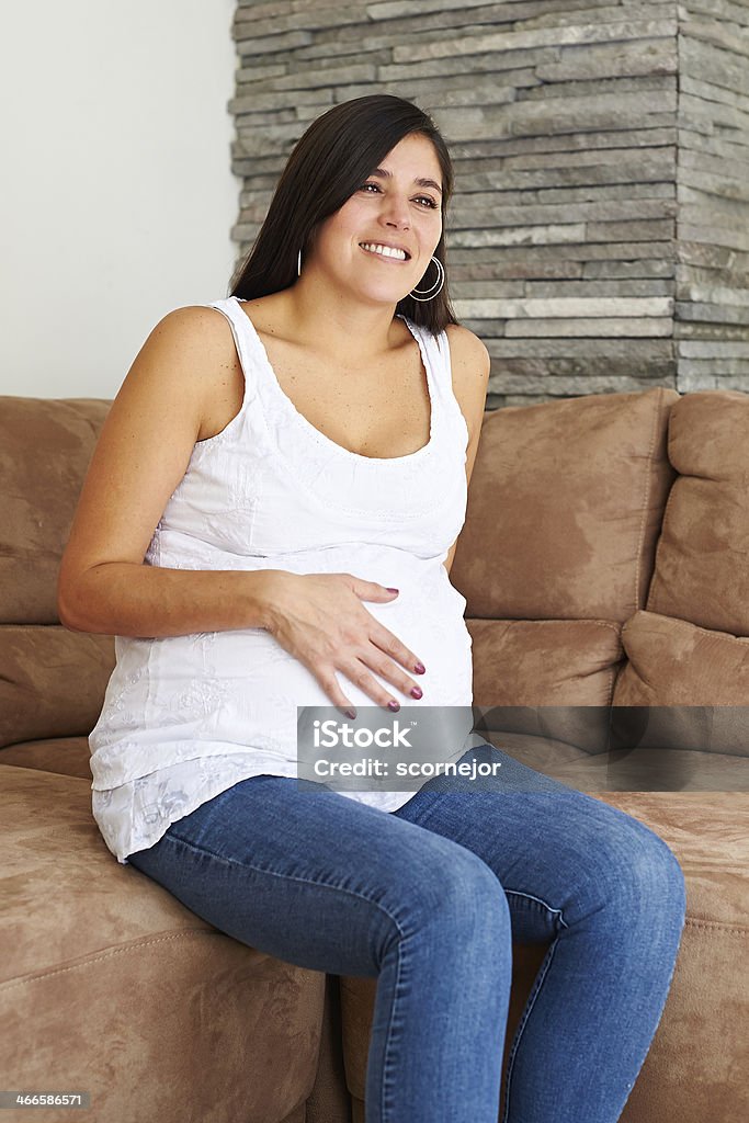 妊娠中の女性自宅 - カーテンのロイヤリティフリーストックフォト