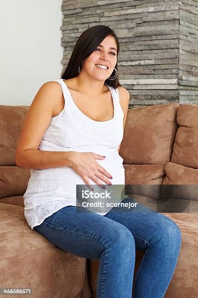 妊娠中の女性自宅 - カーテンのストックフォトや画像を多数ご用意 - カーテン, ソファ, ライフスタイル