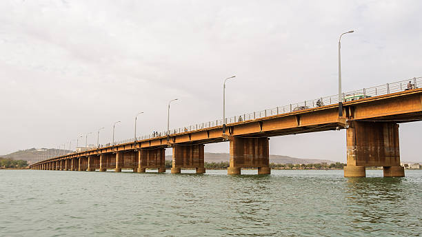 ponte dos mártires (ponte des dos mártires) bamako - niger river imagens e fotografias de stock