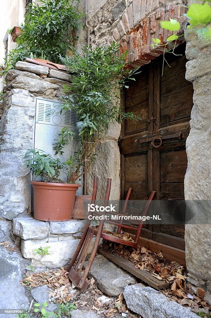 Vecchia porta in legno con meccanismo di chiusura e sedia Andromeda - Foto stock royalty-free di 2000-2009