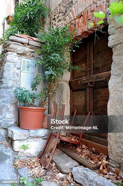 Velha Porta De Madeira Com Fecho E Cadeira Do Avesso - Fotografias de stock e mais imagens de 2000-2009