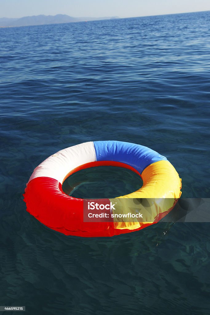 swim кольцо на океан - Стоковые фото Help - английское слово роялти-фри
