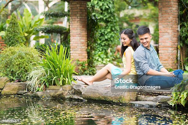 Paar Im Park Stockfoto und mehr Bilder von Asiatischer und Indischer Abstammung - Asiatischer und Indischer Abstammung, Attraktive Frau, Barfuß