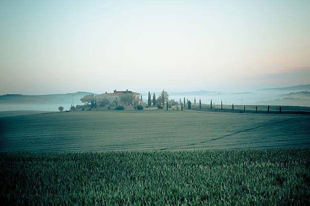 rano mgła widok na dom w gospodarstwie rolnym w toskania, włochy - siena province tuscany italy fog zdjęcia i obrazy z banku zdjęć