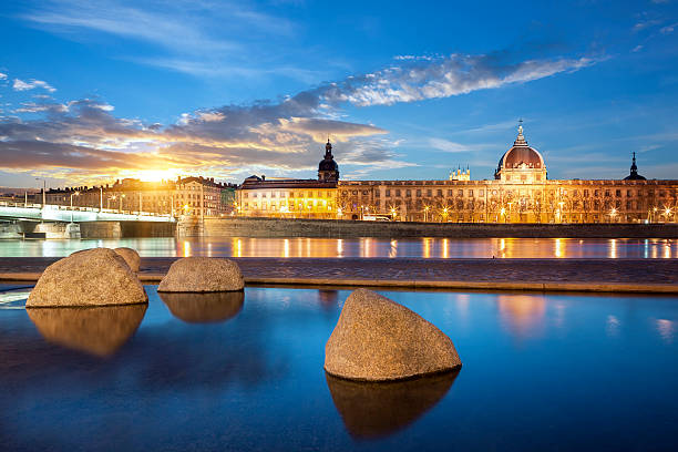 vista al río ródano en lyon, la ciudad al atardecer - rhone bridge fotografías e imágenes de stock