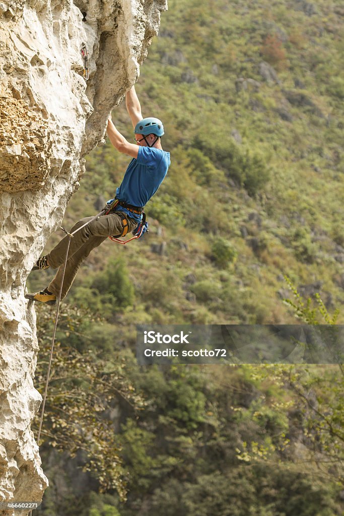 Человек Rockclimbing в Китае - Стоковые фото Активный образ жизни роялти-фри