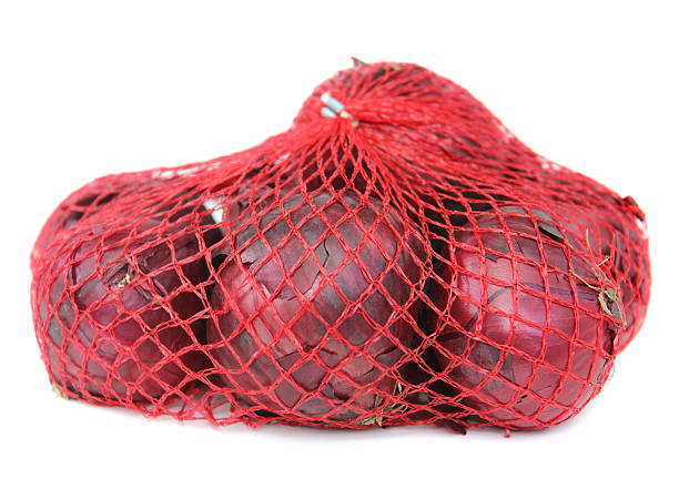 image de violet sec/oignons rouges, sac, oignon net-fond blanc - onion bag netting vegetable photos et images de collection