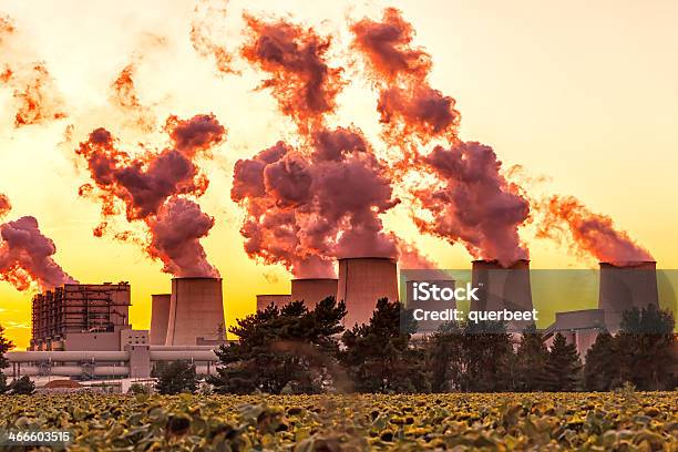 Kohle Befeuerte Kraftwerk In Den Tag Stockfoto und mehr Bilder von Abgas - Abgas, Ausgedörrt, Außenaufnahme von Gebäuden