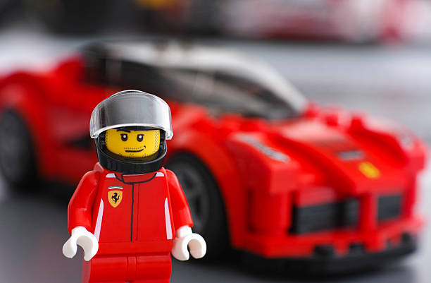 sterownik laferrari biznesmenów z klocków lego - formula one racing auto racing car sports race zdjęcia i obrazy z banku zdjęć