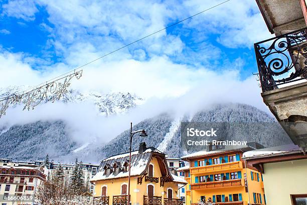 Chamonix La Ciudad Foto de stock y más banco de imágenes de Chamonix - Chamonix, Esquí - Artículo deportivo, Esquí - Deporte