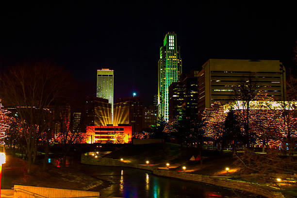 nacht zeit weihnachten in omaha - omaha nebraska nebraska night downtown district stock-fotos und bilder