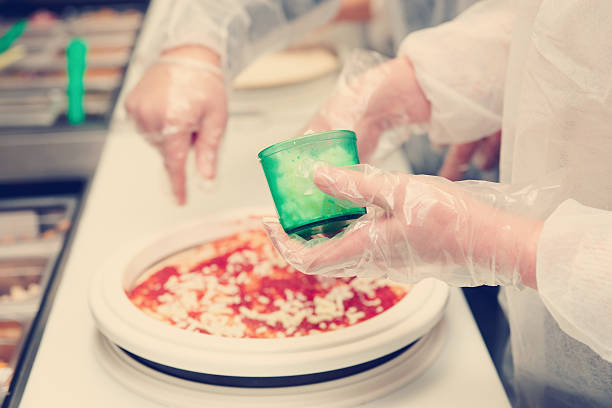 estudiante culinario es la cocina pizza, imagen virada - hygiene food chef trainee fotografías e imágenes de stock