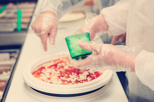 кулинарные студент, приготовлению пиццы, тонированное изображение - hygiene food chef trainee стоковые фото и изображения
