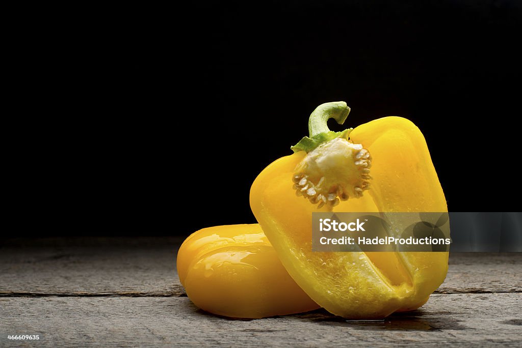 Amarillo pimienta, sobre fondo de madera - Foto de stock de Alimento libre de derechos