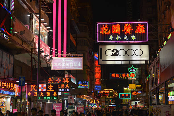 さまざまな広告でチェ tung 通り、住所：旺角、九龍 - crowd kowloon peninsula multi colored ストックフォトと画像