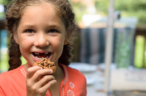 desfrutando de um cookie - cookie chocolate chocolate chip chocolate chip cookie - fotografias e filmes do acervo