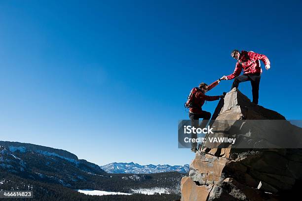 Lavventura - Fotografie stock e altre immagini di Assistenza - Assistenza, Dare una mano, Alpinismo